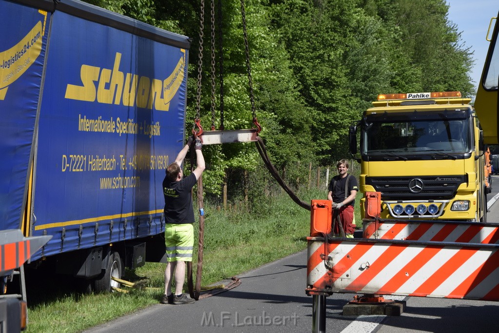 LKW in Boeschung A 3 Rich Frankfurt Hoehe Roesrath Lohmar P081.JPG - Miklos Laubert